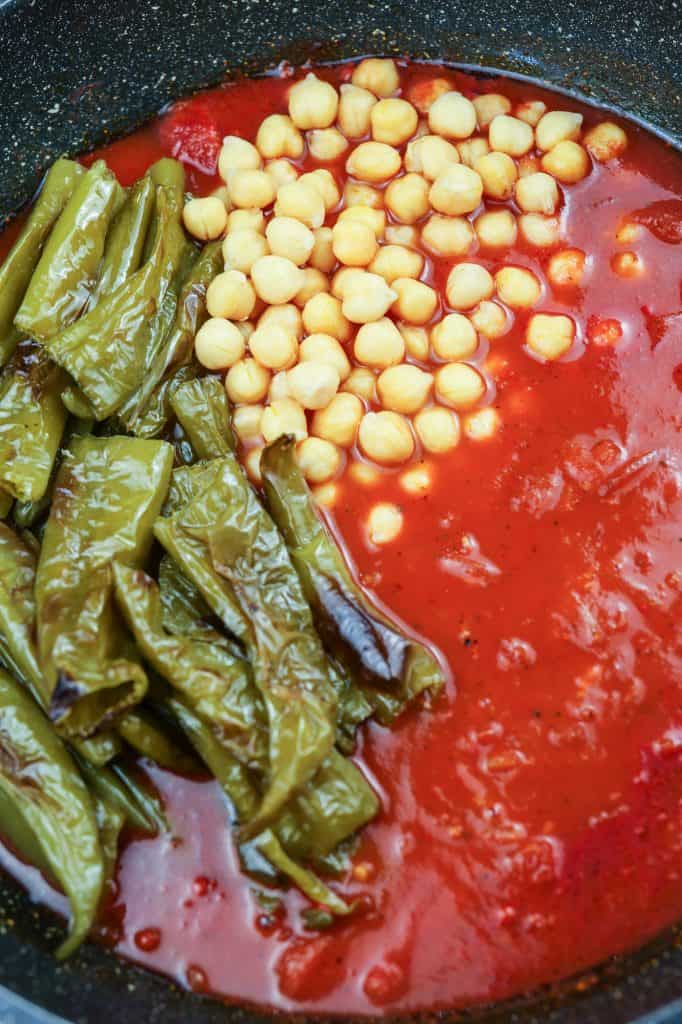 tomato sauce and chickpeas