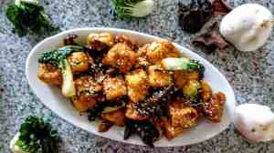 Tofu con Cavolo e Funghi Cinesi servito