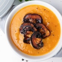 This roasted pumpkin soup with mushroom "bacon" bits
