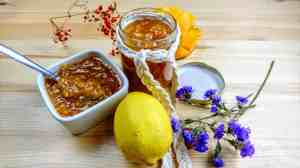 chutney di mango speziato in barattolo