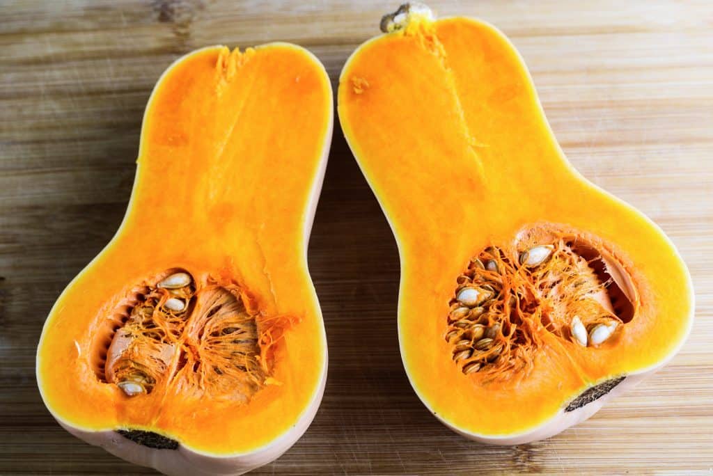 zucca butternut divisa in due nel senso della lunghezza