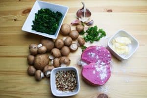 ingredienti per Tagliatelle alla Rapa Rossa con Ragù di Funghi