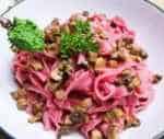 tagliatelle di barbabietola e funghi