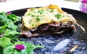 porzione di Lasagna al Radicchio e Tofu Affumicato