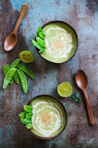 Vellutata di Piselli ed Edamame due porzioni in ciotole di bamboo