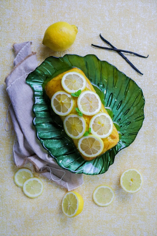 torta fragrante al limone su piatto da portata