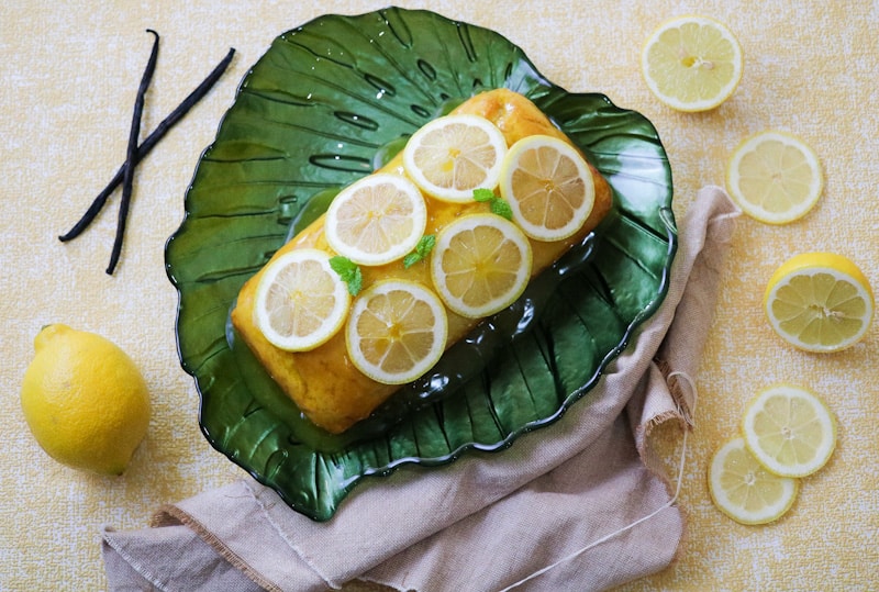 immagine laterale della torta fragrante al limone