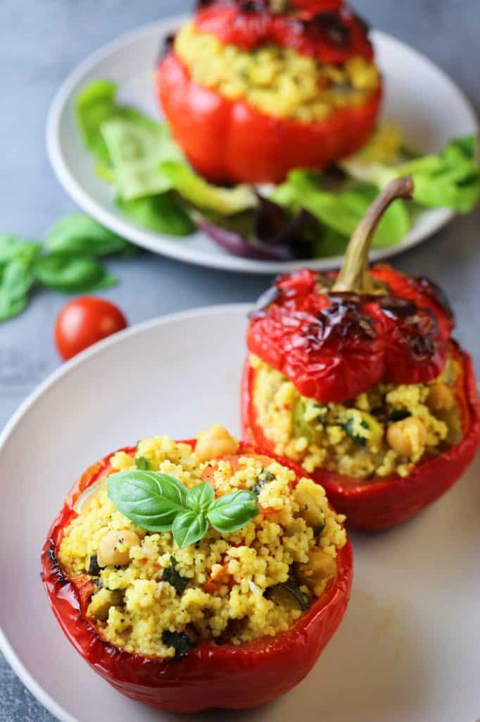 peperoni ripieni di couscous su piatto 