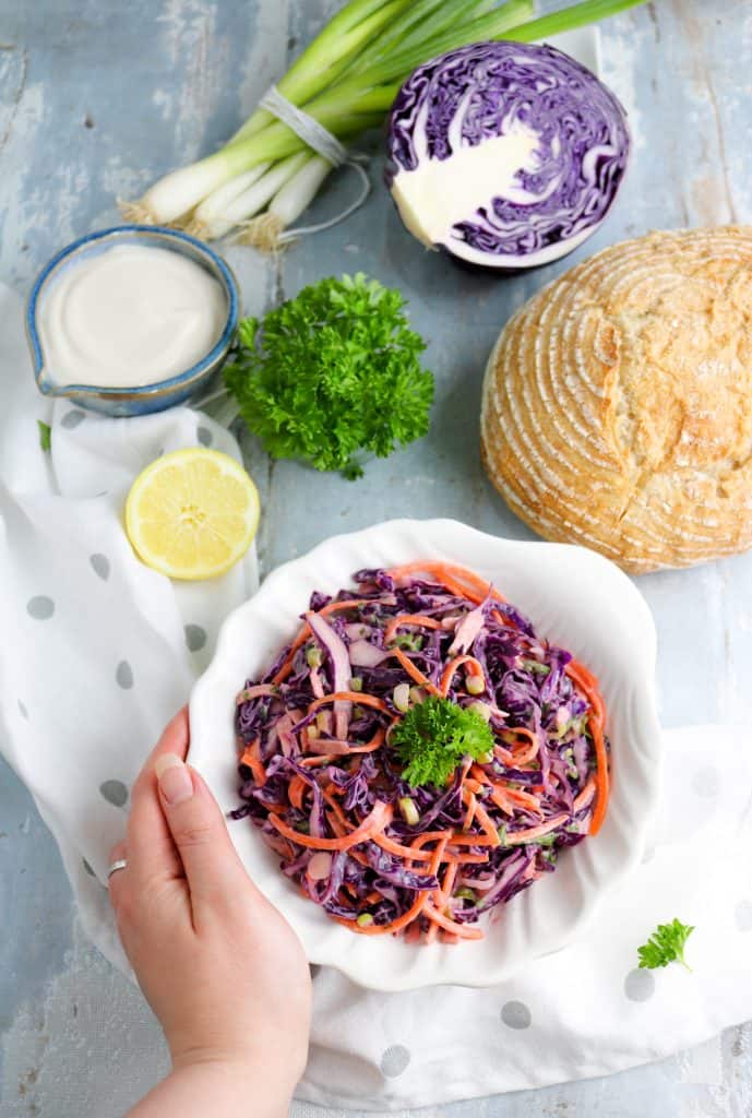 insalata coleslaw light in piatto da portata 