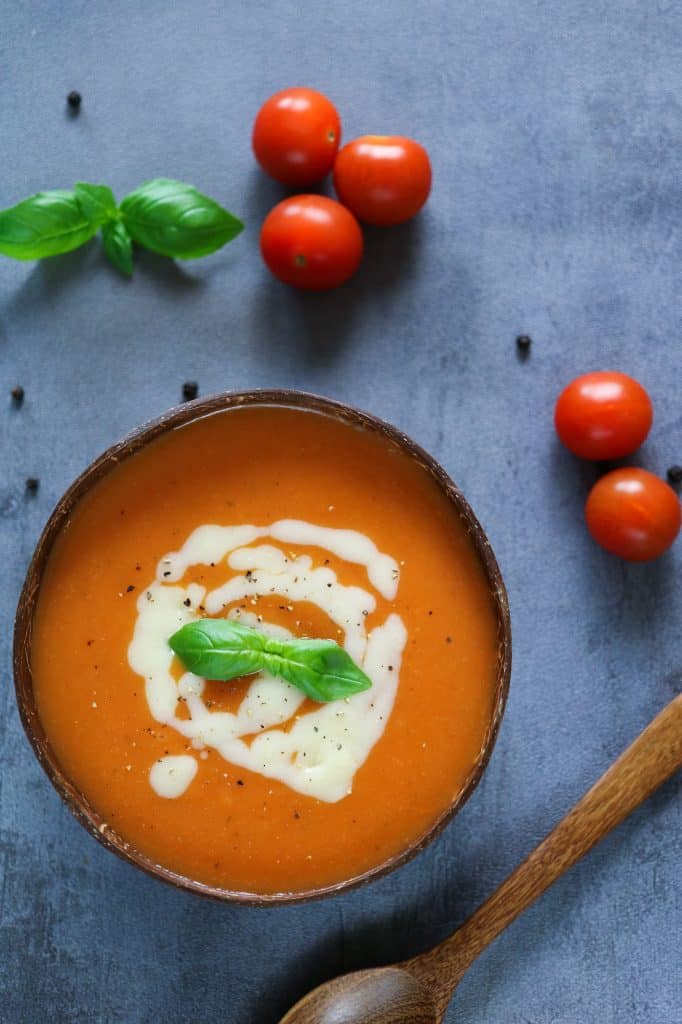 ciotola di zuppa pomodoro veg