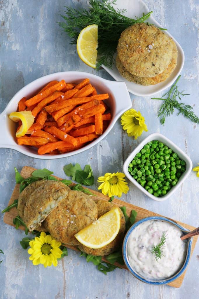 fish cakes di banana blossom finite con patatine dolci, piselli e salsa tartara vegan
