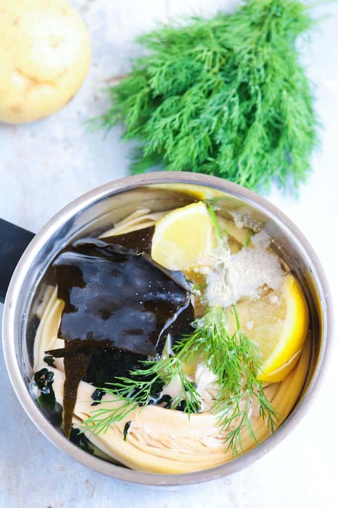 marinatura dei banana blossom per fish cakes vegan con limone, alghe, finocchietto selvatico e spezie