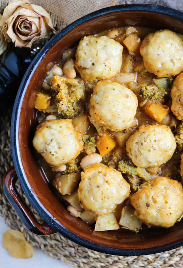 Stufato Vegetale con Dumplings Vegan servito