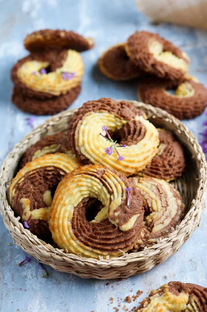 Biscotti di Frolla Montata Vegan su piatto di vimini