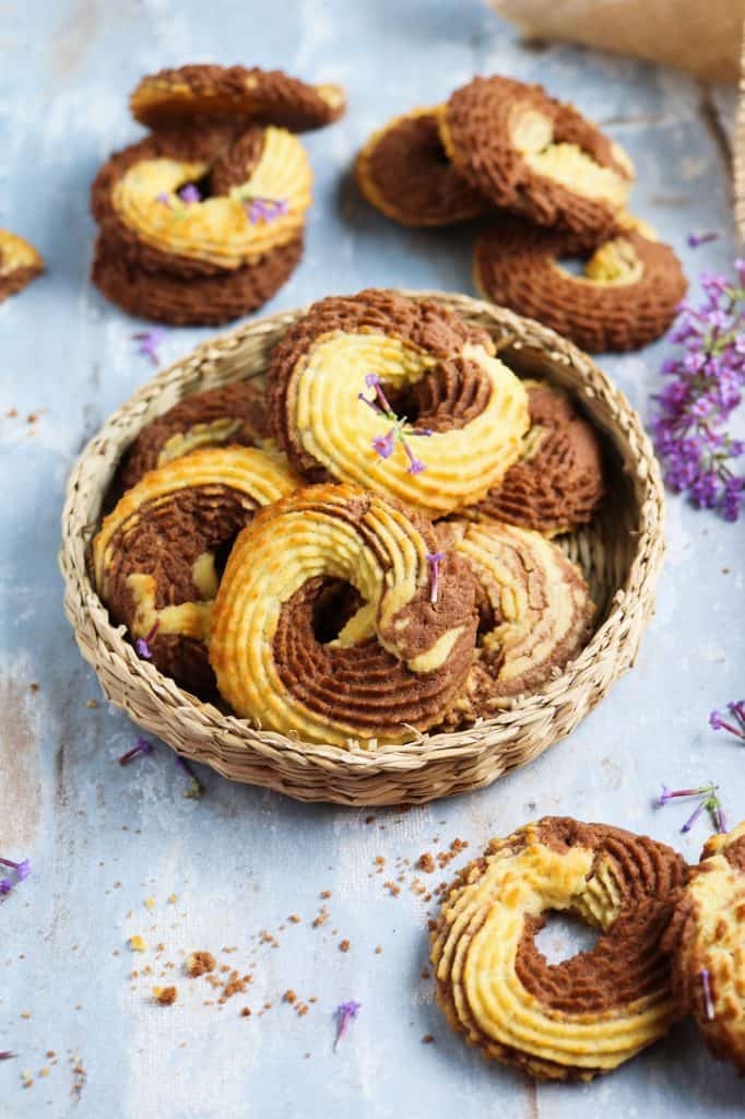 Biscotti di Frolla Montata Vegan in piatto di vimini