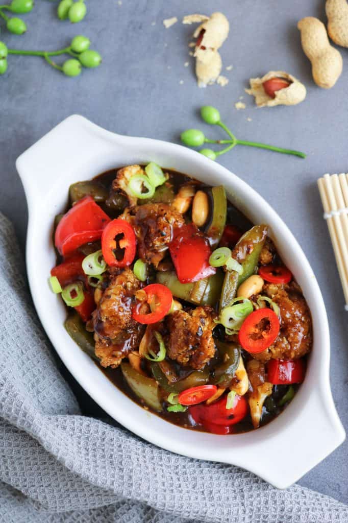 Cavolfiore Kung Pao sul piatto da portata