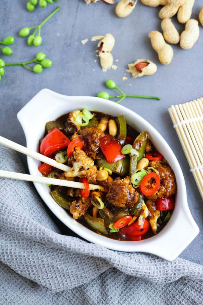 Cavolfiore Kung Pao sul piatto da portata