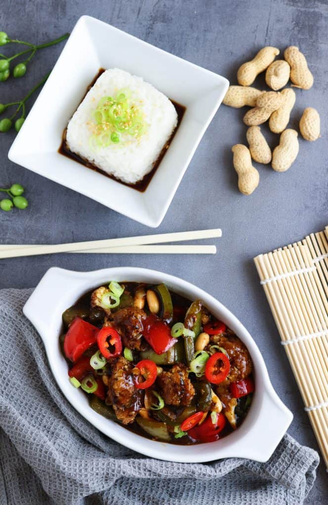 Cavolfiore Kung Pao sul piatto da portata e riso al vapore