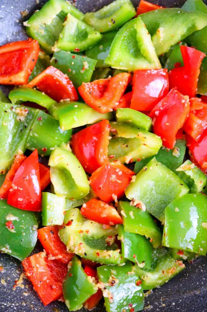 Peperoni rossi e verdi saltati in padella con aglio, zenzero e peperoncino per Cavolfiore Kung Pao