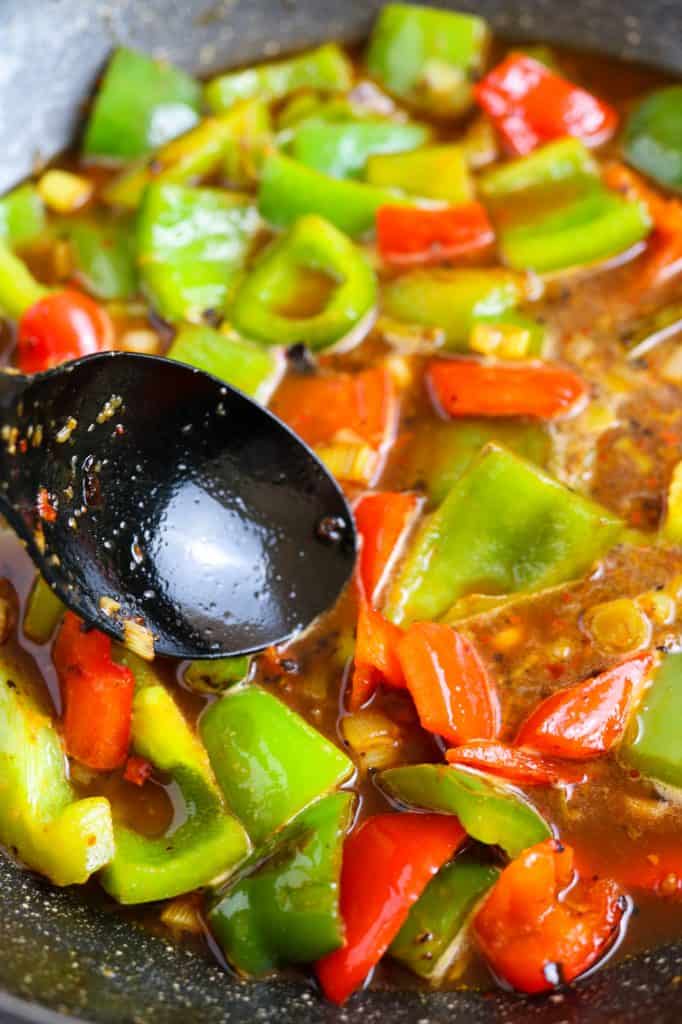 Peperoni rossi e verdi in padella con salsa kung pao per Cavolfiore Kung Pao