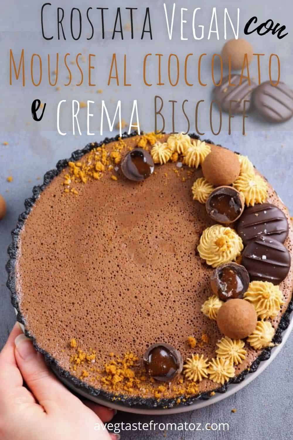 Deliziosa crostata con base di biscotti Oreo, strato di crema Biscoff spalmabile e mousse vegan al cioccolato (con acquafaba).