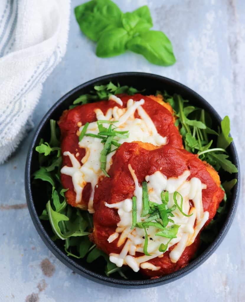 Tofu alla parmigiana su insalata con basilico