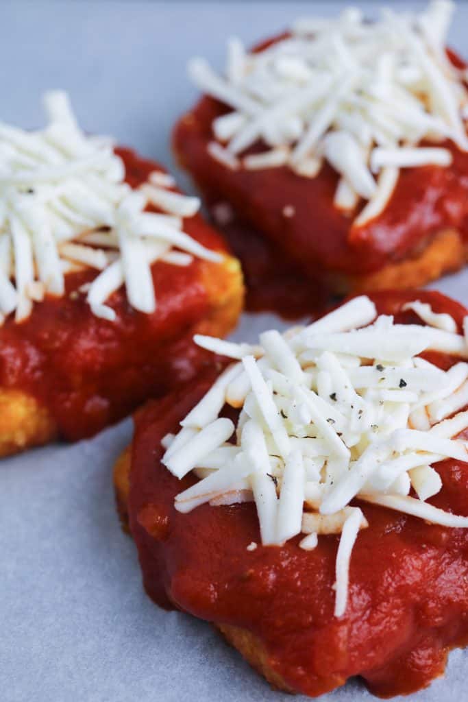 Tofu alla parmigiana prima della cottura in forno