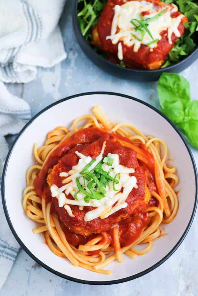 Tofu alla parmigiana su piatto di linguine al sugo