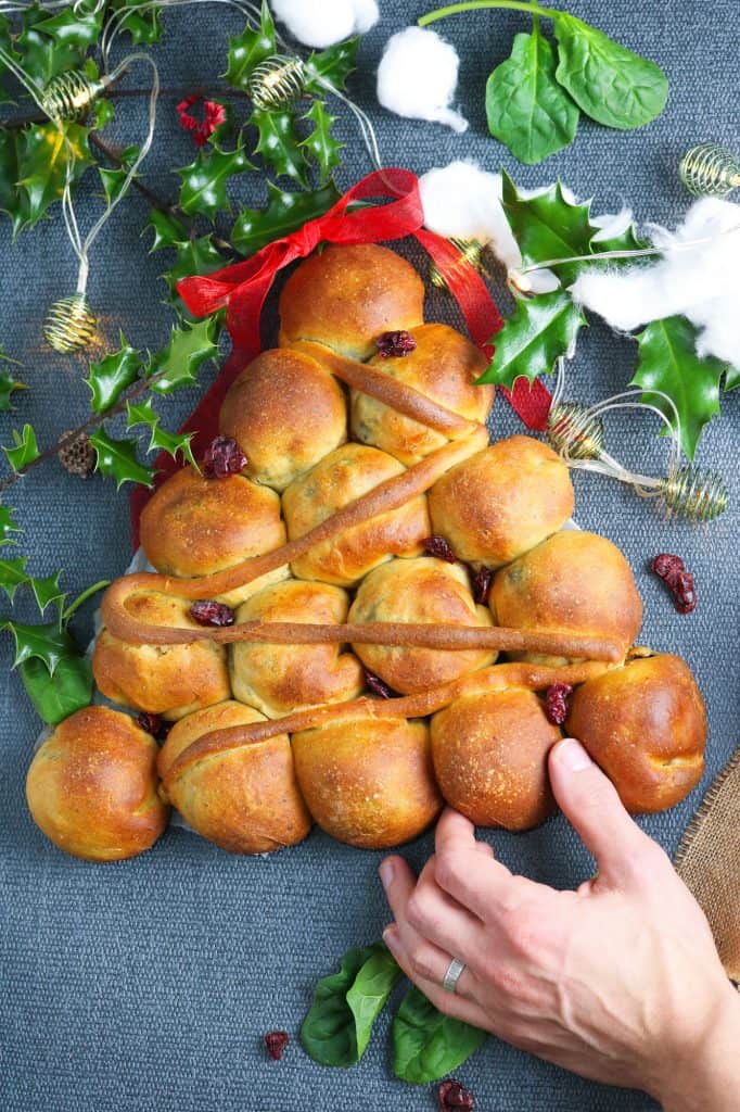 Albero Natalizio di Mini Pan Brioche Ripieni servito