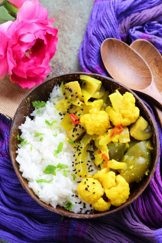 curry di cavolfiore e porri servito