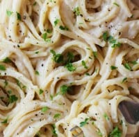 dettaglio pasta all'alfredo con cavolfiore