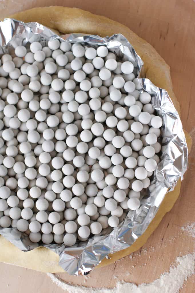pasta brisé in teglia con sfere di ceramica