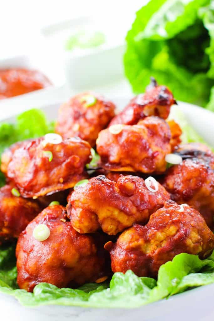 cavolfiore in salsa piccante servito su piatto da portata