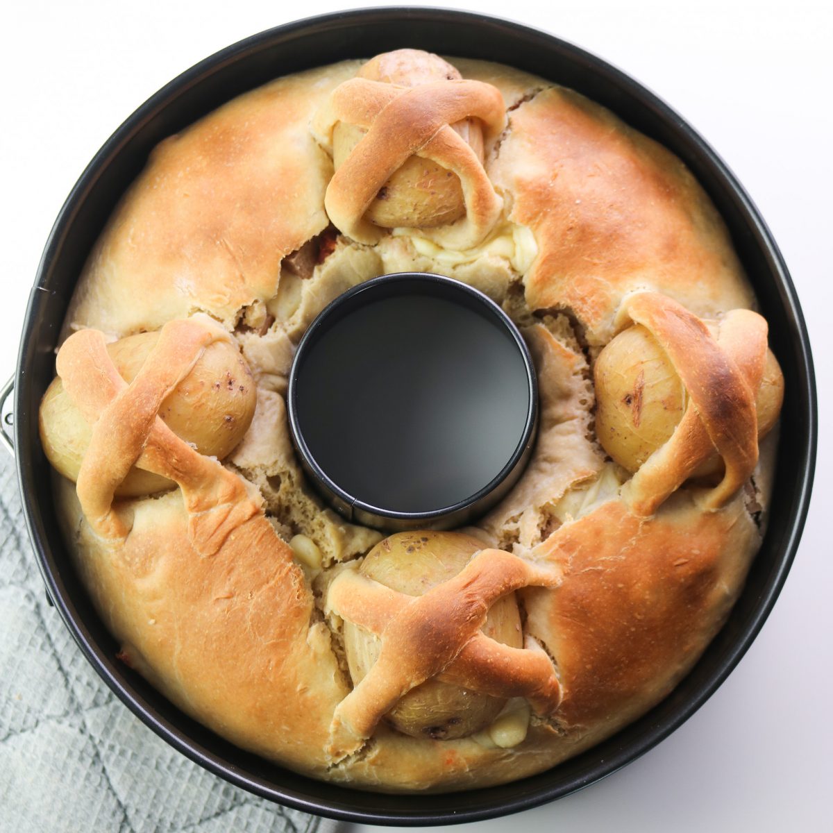 Vegan Casatiello ready to be served