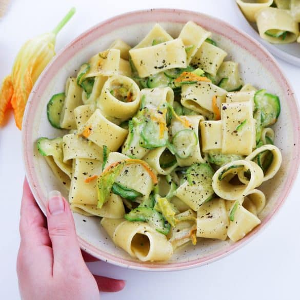 Pasta con Zucchine e Fiori al Profumo di Mare