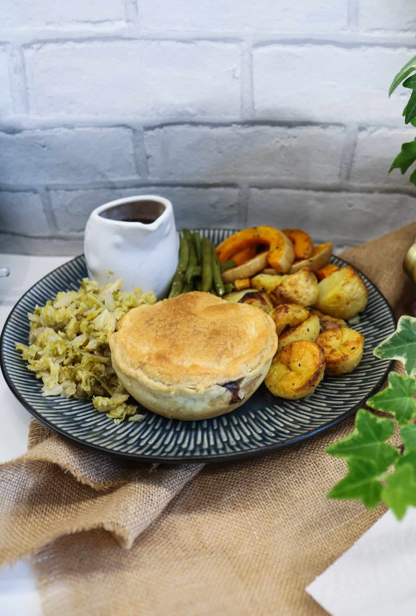 Mushrooms & Shallots Vegan Pie in a rich Red Wine Gravy #cosy #vegan #plantbased #festive #hearty #comfortfood #veganroastdinner #roastdinner #vegetarian #gravy #british #food #pie #mushroompie #redwinesauce #jus #homemade #holidays