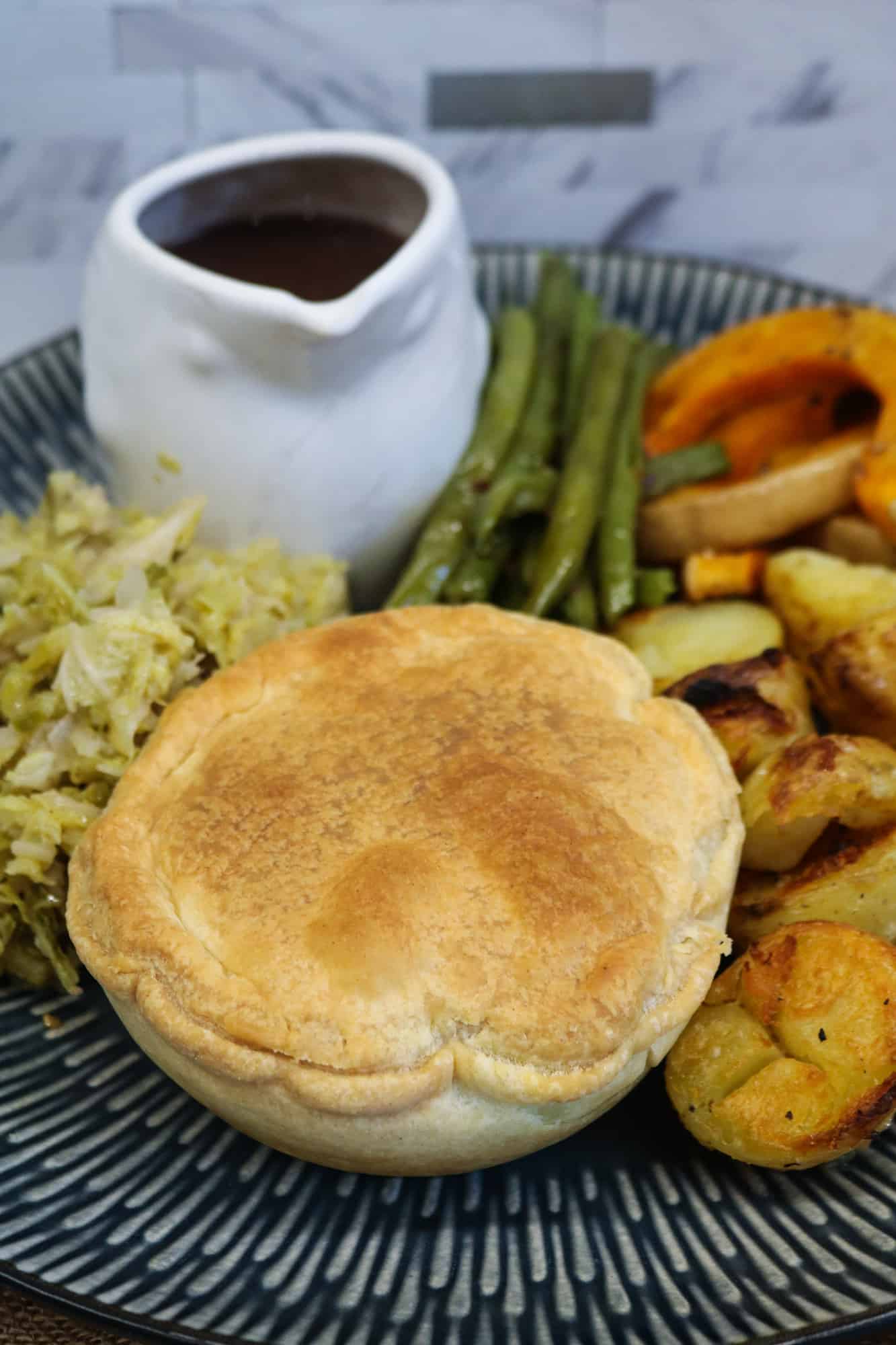 Mushrooms & Shallots Vegan Pie in a rich Red Wine Gravy #cosy #vegan #plantbased #festive #hearty #comfortfood #veganroastdinner #roastdinner #vegetarian #gravy #british #food #pie #mushroompie #redwinesauce #jus #homemade #holidays