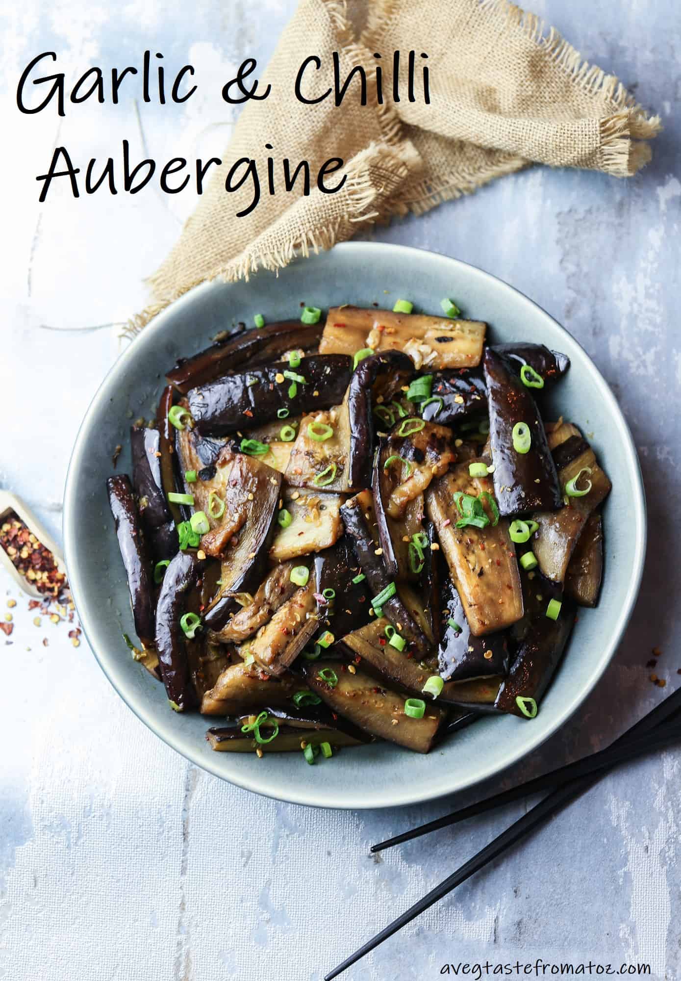 Di ispirazione asiatica, queste melanzane all'aglio e peperoncino sono il contorno perfetto per accompagnare noodle o piatti a base di tofu o seitan.