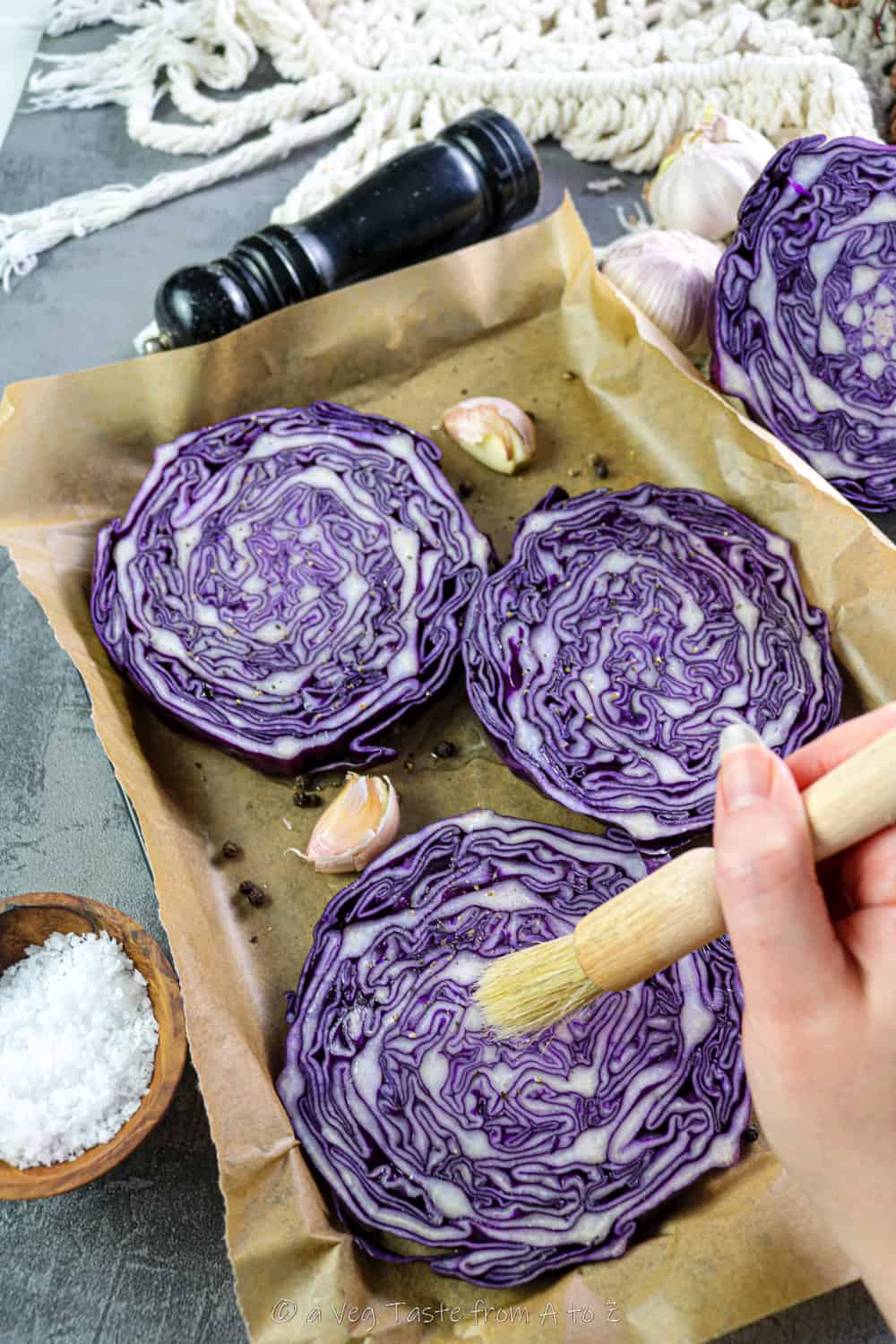 spennellare cavolo con olio