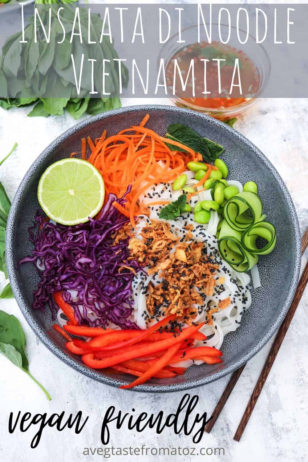 Questa insalata di noodle vietnamita è davvero semplice da preparare, deliziosa e rinfrescante! In pochi minuti, gusterete un mix di verdure croccanti, erbe saporite e noodles piccanti.