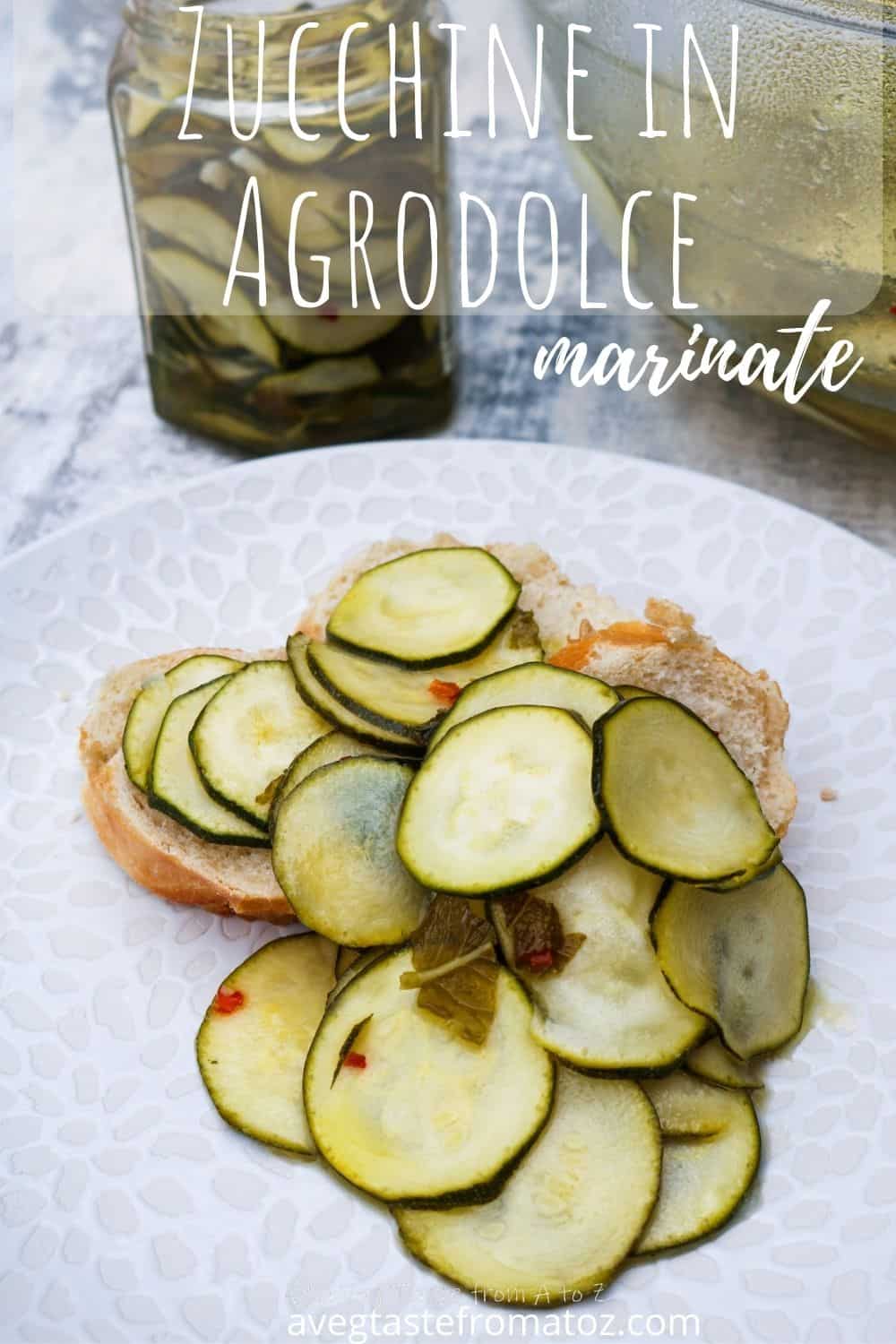 Le zucchine marinate in agrodolce sono un contorno estivo veloce da fare, nutriente, fresco e leggero ideali da preparare e gustare nei giorni più caldi dell’anno. #zucchine #conserve #agrodolce