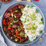 tofu kung pao in piatto grigio con noodles di riso